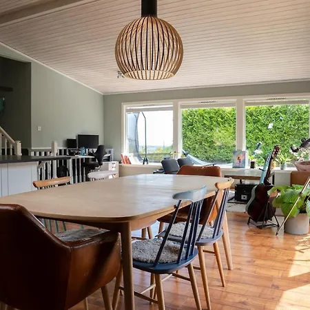 Sunny, Family-friendly Near Zoo & Local Beaches Holiday home Kristiansand