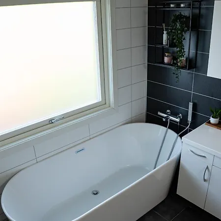 Sunny, Family-friendly Near Zoo & Local Beaches Holiday home *